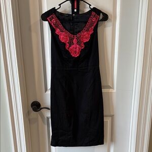 Size 1/2 Elegant Black Shift Dress with Pink Lace Detail and Belt